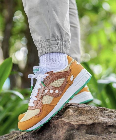 Saucony Running Shoes, Saucony Sneakers, Saucony Shadow, Saucony Shoes, Shoes World, Street Shoes, Retro Shoes, Shoe Show, Green Shoes