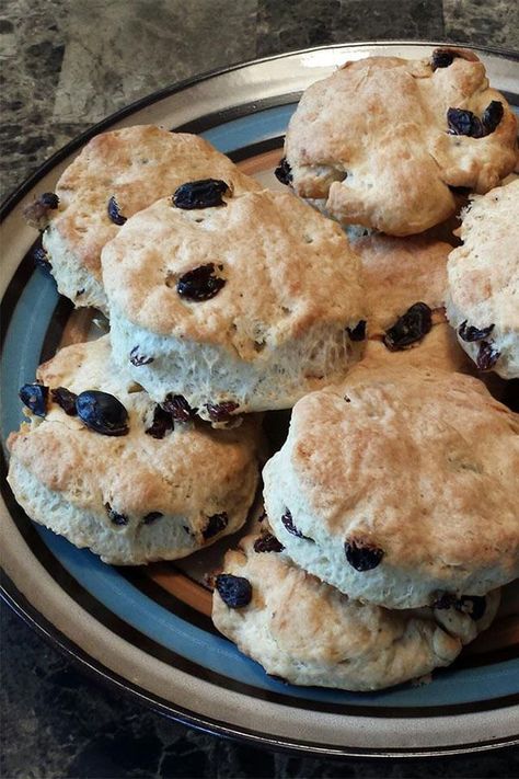 Looking for the best recipe for tea biscuits? Try baking this quick and easy tea biscuits recipe. Use flour, baking powder, and shortening to bake these classic tea biscuits. Recipe For Tea Biscuits, Nice Biscuits, Fruit Scones, Custard Desserts, Dessert Simple, Tea Biscuits, Healthy Recipes On A Budget, Fish Recipes Healthy, Scone Recipe