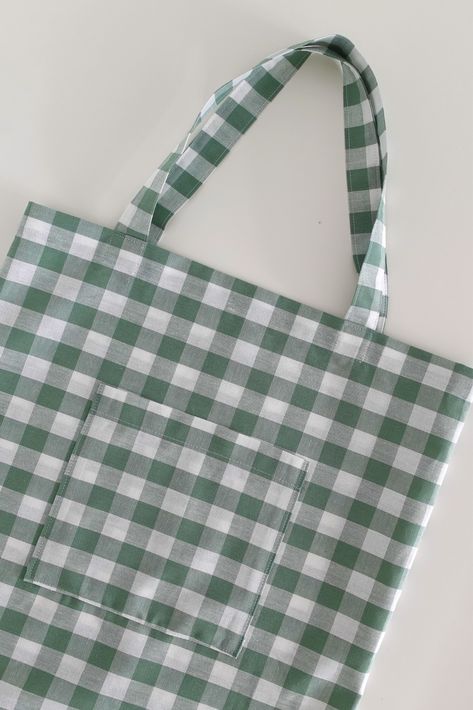 This is the easiest DIY Tote Bag sewing tutorial that shows you a simple method that doesn’t waste your time and is very beginner friendly. Make a tote bag with a pocket easily! Basic Beginner Sewing Project, Easiest Thing To Sew, Sew Market Bag, Beginner Apron Sewing Pattern, Easy Sew Bags For Beginners, Simple Sewing Ideas For Beginners, Sew Tote Bag With Pockets, Tote Bag Pattern Free Printable, Beginner Tote Bag Sewing Projects