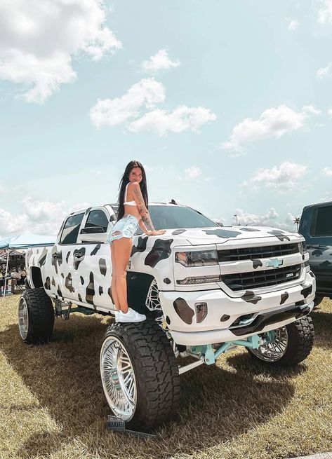 Nice Trucks Country, Cute Trucks, Girly Trucks, Pink Lifted Trucks, Cowgirl Truck, Big Chevy Trucks, Pretty Trucks, Country Girl Truck, Girl Truck