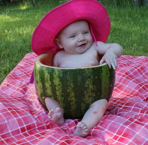 Summer 6 Month Photos, Summer Infant Photoshoot, Baby Watermelon Photo Shoot, Summer Milestone Picture Ideas, Infant Photo Ideas, Spring Baby Pictures, Summer Baby Pictures, Summer Baby Photos, Spring Picture Ideas