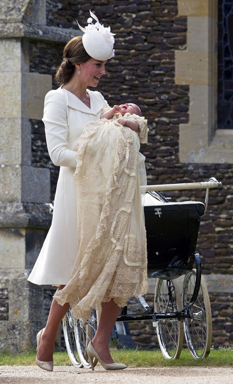 Charlotte wore a replica of the royal christening robe that, until 2004, was used to baptize every royal baby since Queen Victoria's time. It's the same replica that Prince George wore for his baptism in 2013. Duchesse Kate, Düşes Kate, Princesa Charlotte, Princesse Kate Middleton, Estilo Kate Middleton, Duchesse Catherine, Prins William, Principe William, Prinz William