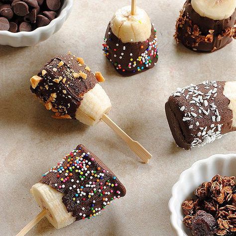 10 Must Try VBS Snacks – Todays Kids Ministry Chocolate Covered Banana Bites, Frozen Chocolate Bananas, Banana Pops, Chocolate Covered Bananas, Dessert Original, Banana Bites, Food Network Canada, Frozen Chocolate, حلويات صحية