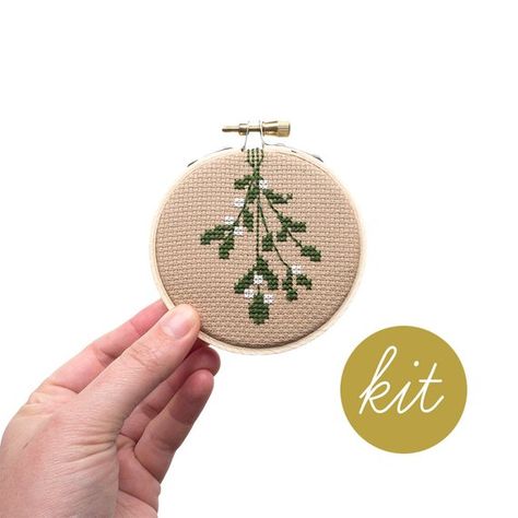 Mistletoe Ornament, Christmas Cross Stitch Patterns Free, Counted Cross Stitch Patterns Free, Christmas Stitching, Wood Embroidery, Holiday Cross Stitch Patterns, Holiday Embroidery, Holiday Cross Stitch, Xmas Cross Stitch