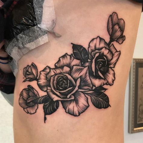 Rose and tulip black and white rib tattoo Roses On Ribs Tattoo, Rib Cage Cover Up Tattoo, Cover Up Tattoos Ribs Side, Coverup Tattoo Ideas Ribs, Roses Rib Tattoo, Rib Coverup Tattoos For Women, Plus Size Rib Tattoo, Rib Cage Cover Up Tattoos For Women, Rib Tattoo Cover Up Ideas For Women