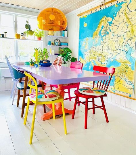 Colourful Dining Table, Colorful Kitchen Table, Colourful Furniture, Bright Interior Design, Interior Design Crafts, Colourful Home Decor, Colourful Living Room Decor, Colourful Living Room, Bright Homes