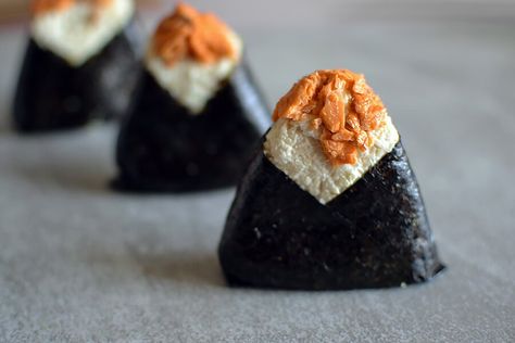 Onigiri are a fast Japanese food option. They are perfect for packing in a lunch box, or just taking with you while you are on the go. Keto Japanese, Japanese Meals, Valentines Recipes Desserts, Japanese Diet, Carb Cycling Diet, Keto Friendly Desserts, Low Carb Lunch, Keto Foods, White Rice