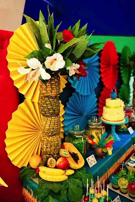 Pineapple trees with hibiscuses pouring out on top, and huge leaves on the base with fruit. Sweet. Rio Birthday Parties, Tropisk Fest, Rio Party, Caribbean Party, Tropical Theme Party, Hawaiian Luau Party, Fiesta Tropical, Bird Party, Hawaii Party