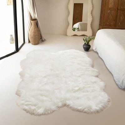 Center Rug Ideas, Rugs In Dressing Room, White Rug Aesthetic, Fluffy Rugs In Bedroom Aesthetic, Cute Rugs For Bedrooms, White Rug Bedroom, Fluffy Rugs Bedroom, Living Room Ideas Scandinavian, White Fluffy Rug