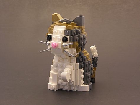 ok, this is just ridiculously cute. a little calico kitten with a pink nose, and little whiskers... all made out of white, grey, and bronze colored lego blocks.  it's just too adorable to even look at. Lego Hacks, Instructions Lego, Lego Sculptures, Construction Lego, Lego Boards, Lego Diy, Lego Animals, Calico Kitten, Lego Blocks