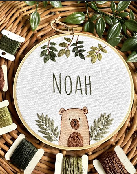 Name Embroidery Ideas Letters, Baby Boy Embroidery Ideas, Baby Boy Embroidery Hoop, Baby Embroidery Ideas Boys, Baby Embroidery Patterns, Embroidery Baby Gifts, New Baby Embroidery, Nursery Embroidery, Name Sign For Nursery