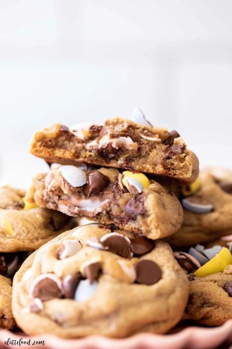 These Cadbury Creme Egg Cookies are made with mini cadbury eggs, chocolate chips, and cadbury creme eggs stuffed in the center. These mini egg cookies stuffed with creme eggs make the best Easter cookies! Mini Egg Cookies, Mini Eggs Cookies, Easter Cookie Recipes, Cream Eggs, Cookies Stuffed, Creme Eggs, Egg Cookies, Cadbury Eggs, Cadbury Creme Egg