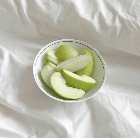 ୨୧ on Twitter: "small portioned food thread bc it’s comforting for some reason" Pasti Sani, Hijau Mint, Green Apples, Läcker Mat, Think Food, Deilig Mat, Pretty Food, Cute Food, Aesthetic Food