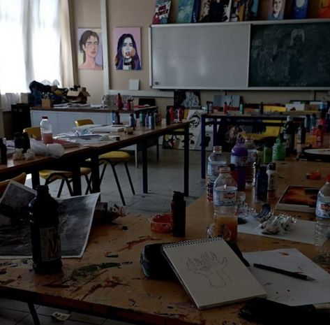 College Art Classroom Aesthetic, Digital Art Hobby Aesthetic, School Art Classroom Aesthetic, Paint Class Aesthetic, New Teacher Aesthetic, Drawing In Class Aesthetic, School Art Class Aesthetic, High School Art Room Aesthetic, Graphic Designer Student Aesthetic