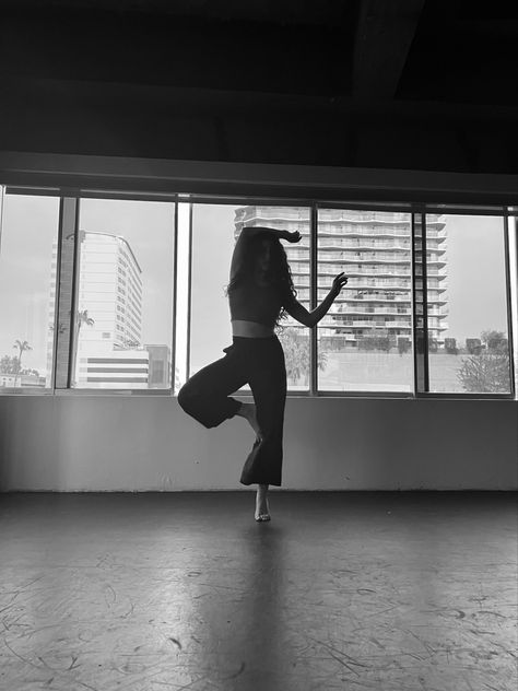 Black And White Dancing Aesthetic, Dancer Aethstetic, Vision Board Dance Aesthetic, Girl Dancers Aesthetic Black, Dance Images Hip Hop, Pilates Black And White, Famous Dancer Aesthetic, Dance At Home Aesthetic, Dancer Aesthetic Contemporary