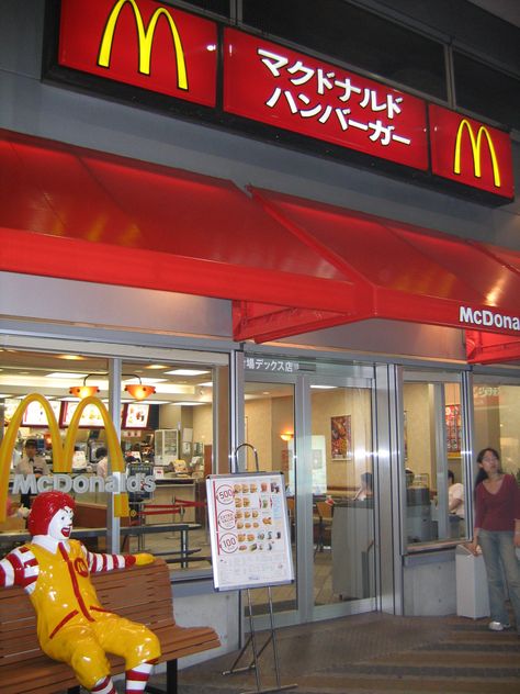 McDonalds in Tokyo Japan Mcdonalds, Japanese Mcdonalds, Mcdonalds Kids, Mcdonald's Aesthetic, Japan Interior, Reading Projects, Mass Communication, Japan Aesthetic, Aesthetic Japan