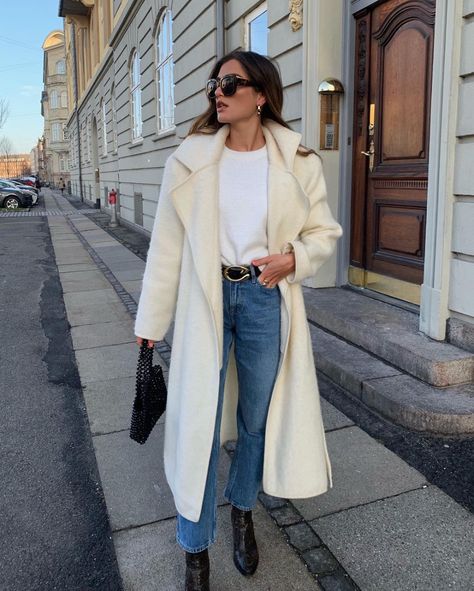 Simple Jeans Outfit, Minimalist Moda, Winter Mode, Fashion Blogger Style, White Coat, Coat Outfits, Hijab Style, Winter Fashion Outfits, Fall Winter Outfits