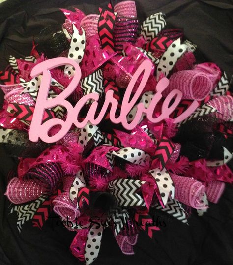 Barbie Wreath Ideas, Barbie Wreath Front Doors, Diy Barbie Christmas Decorations, Barbie Wreaths, Barbie Christmas Tree Ideas, Barbie Christmas Decor, Barbie Bunco, Barbie Wreath, Barbie Silhouette Party