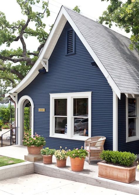 Dark Matter: 10 Design Ideas to Steal from Houses with Dramatic Facades: Gardenista Ranch Style Homes Exterior, Navy House Exterior, Blue Exterior House Colors, Navy Blue Houses, Dark Blue Houses, Blue Siding, Paint House, Navy Houses, White Exterior Houses