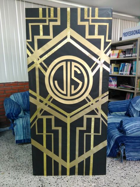 Great Gatsby inspired decoration prop made with gold and black paper Gatsby Signs, 1920s School, Great Gatsby Themed Party, Great Gatsby Theme, 1920s Party, Gatsby Themed Party, Gatsby Theme, Class Decor, Prop Making