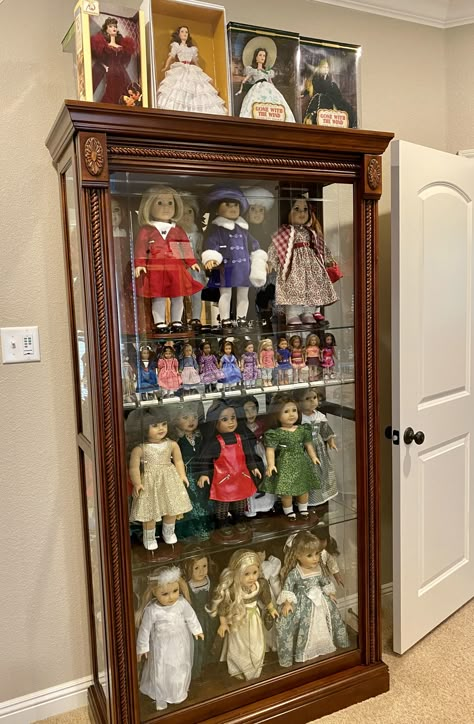 American Girl Doll American Girl Doll Display, Doll Collection Display, Doll Display Case, American Girl Clothes Patterns, Ag Doll House, Dollhouse Interior, Doll Rooms, Hutch Display, Collection Room