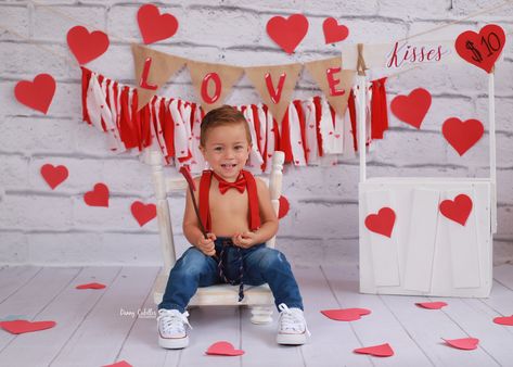 sesión fotográfica de bebé de San Valentin o amor y amistad Toddler Boy Valentine Photo Shoot, Valentine Photo Backdrop, Valentines Baby Photos, Baby Holiday Photos, Valentine Backdrop, Valentine Mini Session, Valentine Photo Shoot, Toddler Photoshoot, Baby Christmas Photos