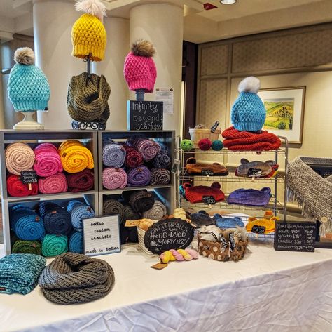 Crochet Booth, Market Stall Display Ideas, Craft Stall Display, Yarn Display, Market Stall Display, Crochet Craft Fair, Vendor Booth Display, Scarf Display, Craft Show Booths