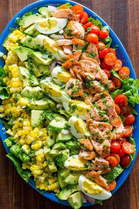 Salmon Cobb Salad, Corn Tomato Salad, Homemade Bacon, Cobb Salad Recipe, Salad Recipes Video, Diet Recipes Flat Belly, Salad Healthy, Boiled Egg Diet, Pasta Soup