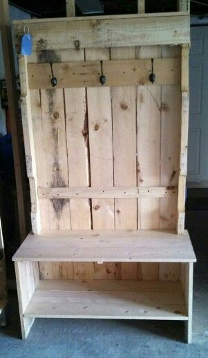 His hall tree Diy Hall Tree Bench Pallet Wood, Pallet Hall Tree Diy, Barn Board Projects, Diy Wood Pallet Projects, Hall Trees, Rustic Furniture Diy, Pallet Projects Furniture, Barn Wood Crafts, Wooden Pallet Furniture