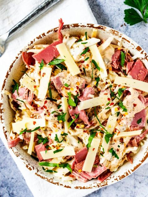 Keto Reuben Slaw - Kicking Carbs Ruben Bowl, Reuben Recipes, Reuben In A Bowl, Keto Reuben, Keto Cabbage, Bowl Meals, Keto Salads, Corn Beef, Meat Meals