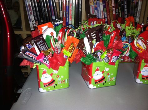 Candy bouquet Christmas Candy Bouquet Ideas, Diy Last Minute Christmas Gifts, Candy Bar Bouquet, Candy Baskets, Diy Christmas Candy, Candy Arrangements, Candy Gift Baskets, Christmas Candy Gifts, Candy Bouquet Diy