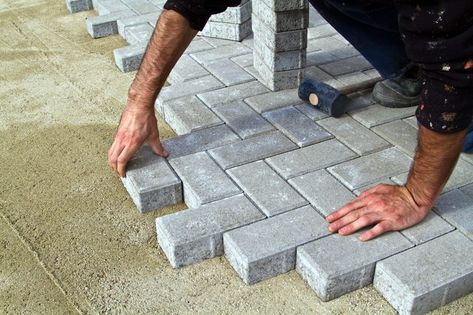 Construction of pavement Diy Stone Patio, Brick Paver Patio, Building A Patio, Concrete Patios, House Foundation, Diy Shades, Block Paving, Brick Pavers, Concrete Pavers