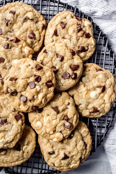 Black and White Chewy Chocolate Chunk Cookies recipe from RecipeGirl.com #black #chocolate #bittersweet #white #cookies #chewy #cookie #recipe #RecipeGirl Chocolate Chunk Cookies Recipe, Chunk Cookies Recipe, Skillet Cookies, Chocolate Chunk Cookie Recipe, Dark Chocolate Chip Cookies, Cookies Chewy, White Cookies, Chocolate Bacon, Homemade Chocolate Chip Cookies