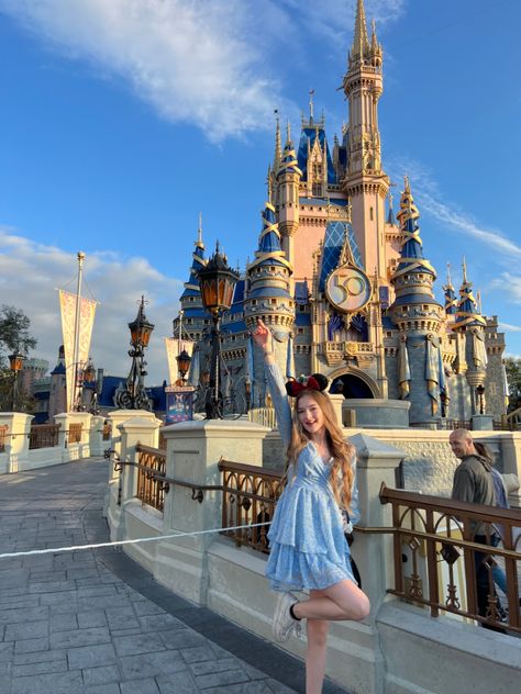 Posing For Disney Pictures, Cute Disney Poses, Macau Ootd, Tokyo Disneyland Aesthetic, Ootd Dufan, Disney Outfits Spring, Disneyland Outfits Aesthetic, Hongkong Disneyland Outfit, Disneyland Poses