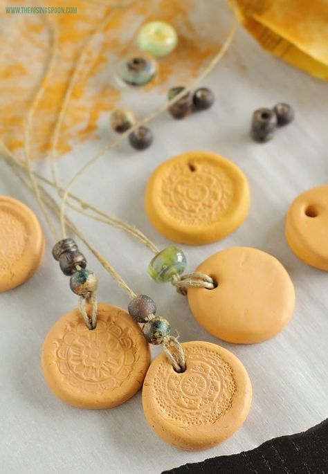 Clay Essential Oil Diffuser, Diy Essential Oil Diffuser, Making Clay, Essential Oil Necklaces, Essential Oil Jewelry, Diy Essentials, Oil Diffuser Necklace, Essential Oil Necklace Diffuser, Aromatherapy Jewelry