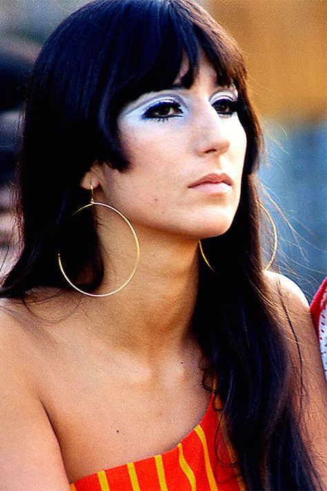 cher. #cher #retro #looks #makeup Cher 60s, Cher 1960s, Young Cher, 60s Makeup, Cher Bono, Phoebe Cates, 70s Makeup, Retro Barbie, Barbie Vibes