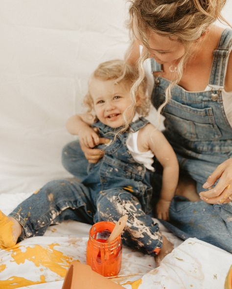 What a fun and messy shoot! 🥹❤️ when I found out Samantha is an artist I knew this trendy shoot would be perfect for her! Although it was a chaotic shoot, I love when a toddler is just being a toddler because you truly get the best shots! Love seeing all the mommy and me painting sessions and their twists! We painted flower pots instead of canvases! 🎨🖌️🪜🌻 #tampaphotographer #stpetephotographer #mommyandme #artistsoninstagram #mommyandmephotoshoot #motherhoodphotography #creativephotography #... Mommy And Me Painting Photoshoot, Mommy And Me Painting, Painting Photoshoot Ideas, Paint Photoshoot, Mommy And Me Photo Shoot, Toddler Photoshoot, Xmas Photos, Photography Trends, Best Shots