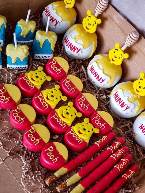 Homemade Baby Shower Favors, Strawberries Bouquet, Baby Shower Snacks, Winnie The Pooh Cake, Baby Shower Sweets, Pooh Party, Winnie The Pooh Themes, Baby Shower Treats, Baby Shower Theme Decorations