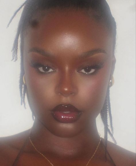 2000’s Makeup, Temet Nosce, 2000s Makeup Looks, Nigerian Braids, Eyeliner Aesthetic, Black Eyeliner Makeup, Bratz Makeup, 90s Makeup Look, Show Makeup