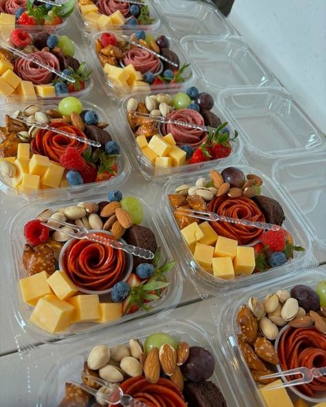 Charcutero Board Ideas, Charcuterie Board To Go Boxes, Charcuterie Snack Box Ideas, Individual Charcuterie Box Ideas, Grazing Box Ideas, Charcuterie Box Ideas, Charcuterie Lunch, Charcuterie Box, Charcuterie Appetizers