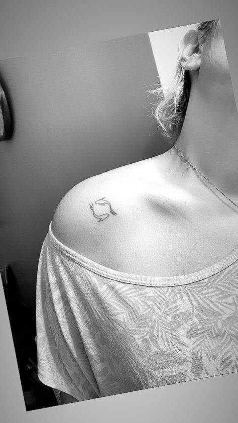 Betta Fish Tattoo Minimalist, Ying Yang Tattoo Minimalist Fish, Pisces Tattoo Minimalist Fish, Small Fish Tattoo For Women, Koi Fish Minimalist Tattoo, Satosugu Fish Tattoo, Pisces Tattoo Minimalist, Minimalist Fish Tattoo, Ying Yang Fish Tattoo