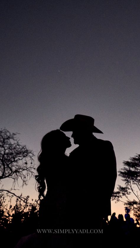 Country, cowboy, couple wallpaper, sunset Country Couple Wallpaper, Couple Homescreen Wallpaper, Partner Pictures, Cowboy Couple, Western Wallpaper, Wallpaper Wedding, Cute Country Couples, Book Tok, Wallpaper Sunset