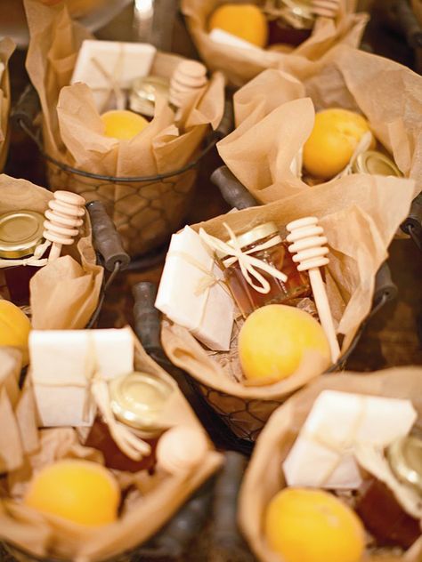 French wired baskets filled with fresh apricots, honey and local cheddar cheese ~ Eric Kelley Photography Jam Wedding Favors, Honey Wedding Favors, Verde Vintage, Creative Wedding Favors, Inexpensive Wedding Favors, Honey Wedding, Wedding Favors And Gifts, Cheap Favors, Wedding Favor Ideas