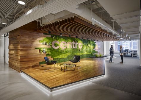 Partners by Design have developed a new office design for digital advertising software company Centro located in Chicago, Illinois. A developer of digital advertising software to help streamline digital campaigns,… Office Design Trends, Small Office Design, Cool Office Space, Office Lobby, Green Office, Office Space Design, 카페 인테리어 디자인, Corporate Interiors, Workplace Design