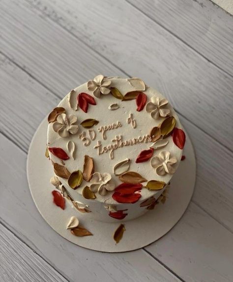 Fall Flowers Cake, Fall Cake Designs Simple, Cake Decorations Simple, 19 Birthday Cake Aesthetic, Fall Flower Cake, Fall Birthday Cakes, Vintage Birthday Cakes, Aesthetic Cake, Simple Cake Designs