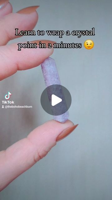 TheBohoBeachBum on Instagram: "Learn this simple wrap in under 2 minutes! 😉 This is perfect for crystal points and oblong shaped gemstones. #jewellerydesign #jewelrymaking #wirewrapping #wirewrappedcrystals #wirewrappingtutorial #wirejewelry" Wire Wrapped Jewelry Rings, Stone Wrapping Tutorial, Diy Crystal Crafts, Glass Bead Crafts Diy, Crystal Tutorial, Crystal Point Jewelry, Jewelry Tree Display, Glass Bead Crafts, Wire Wrapped Crystal Pendant