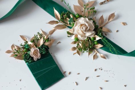 Emerald green set corsage and boutonniere with all the matching accessories for the groom, groomsmen, bride and bridesmaids. We have a large number of varieties in our color palettes for all our pieces, if you cannot find the color palette you need, do not hesitate to contact me, I will be happy to help you. The delivery times are: Peninsular Spain: 1 to 3 days. Spain islands: 5 to 10 days. Europe: Between 5 and 10 business days. America: Between 10 and 20 business days. If you need your order m Boutineer Ideas Emerald Green, Corsage Green Dress, Emerald Green Corsage, Spain Islands, Gold Corsage, Emerald Green Hair, Diy Corsage, Corsage And Boutonniere Set, Emerald Green And Gold