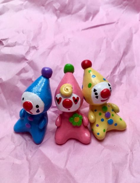 Clay Desk Buddies, Desk Buddies, Crafts Clay, Halloween Arts, Pastel Cupcakes, Look On The Bright Side, Halloween Arts And Crafts, Sculpture Art Clay, Cute Clown