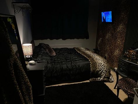 Snooki Aesthetic Room, 2010s Room Aesthetic, Room Idea Y2k, Dark Y2k Bedroom, Dark Y2k Room, Rooms In Movies, Leopard Print Bedroom Ideas, Dark Mcbling, Black And Red Bedroom