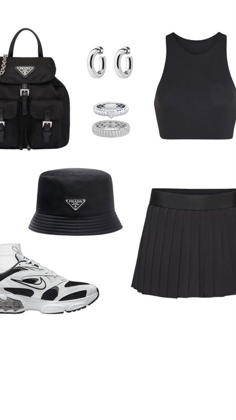 Alo Yoga Tennis Skirt Outfit, Aritzia Tennis Skirt, Yoga Skirt Outfit, Alo Tennis Skirt Outfit, Alo Skirt Outfits, Tennis Skirt Outfit Summer Street Styles, Tennis Skirt Street Style, Black Tennis Skirt Outfit Summer, Black Tennis Skirt Outfit Street Style